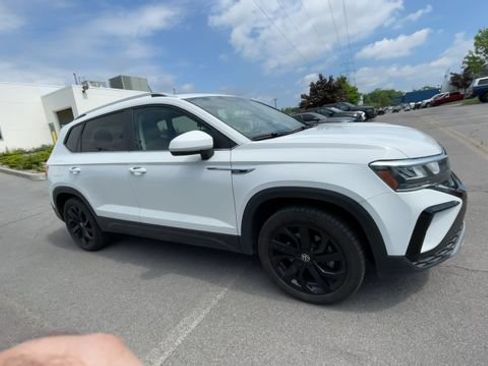 Used 2022 Volkswagen Taos SE w/ Panoramic Sunroof Package AWD/4WD image 2