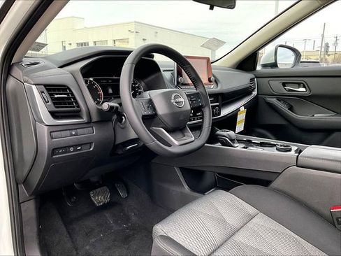 Used 2025 Nissan Rogue SV image 8