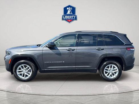 Used 2023 Jeep Grand Cherokee Laredo AWD/4WD image 5