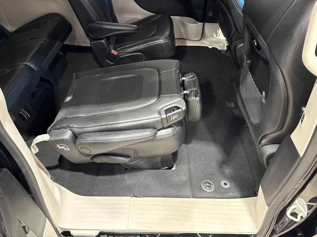 Used 2023 Chrysler Pacifica Touring-L FWD image 67
