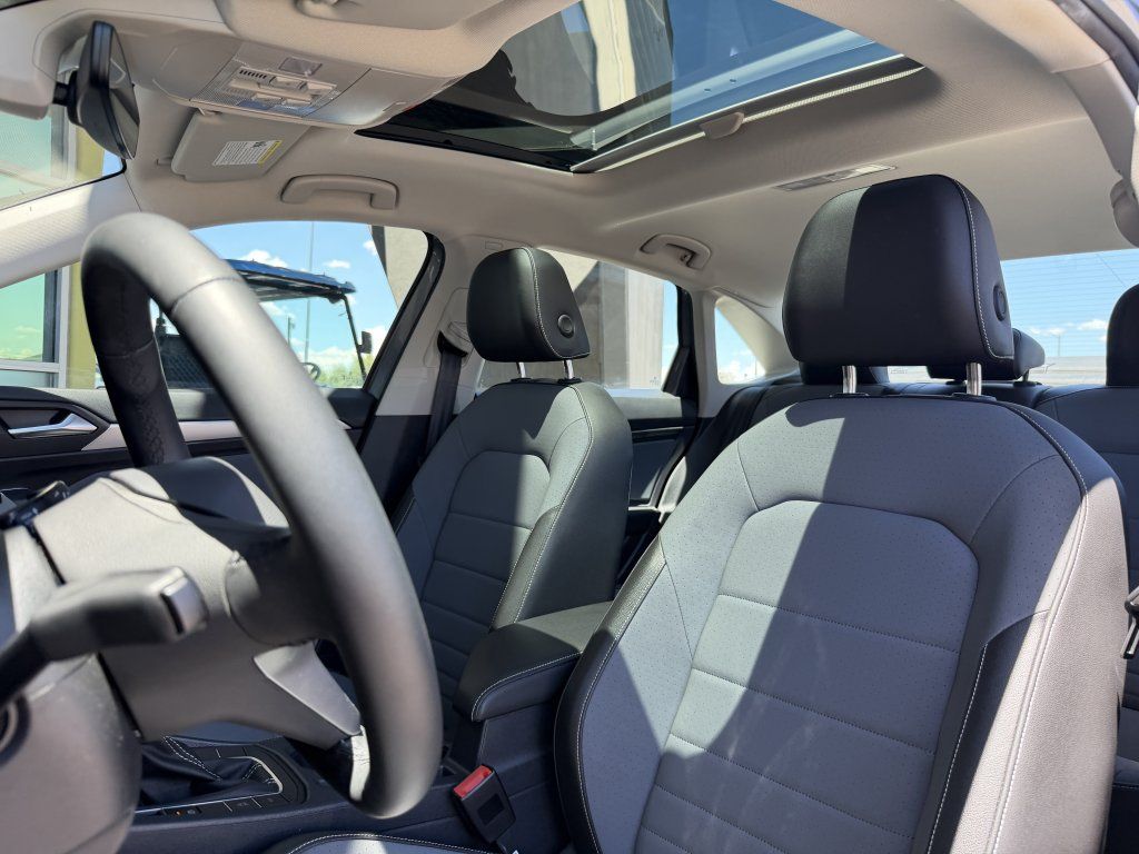 Used 2025 Volkswagen Jetta SE w/ Sunroof Package FWD image 33