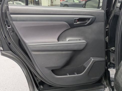 Used 2024 Toyota Highlander LE image 20