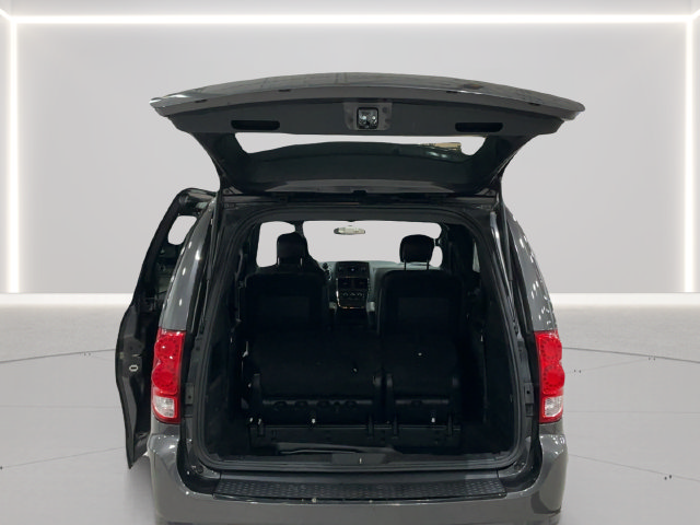 Used 2017 Dodge Grand Caravan SE FWD image 18