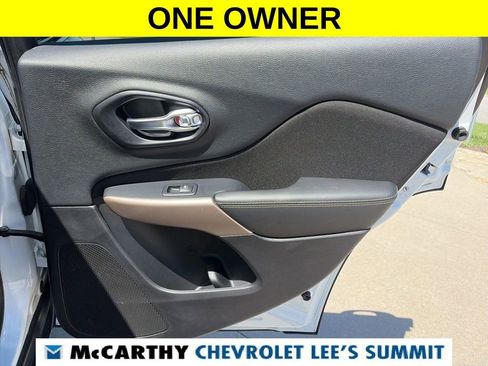 Used 2017 Jeep Cherokee Latitude w/ Cold Weather Group AWD/4WD image 30