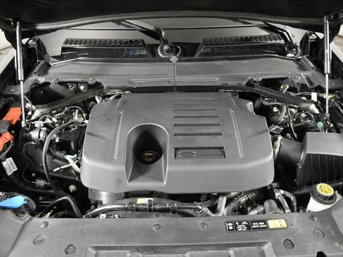 Used 2025 Land Rover Defender 130 X-Dynamic SE image 39