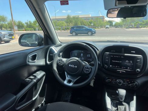 Used 2025 Kia Soul LX w/ LX Technology Package FWD image 34