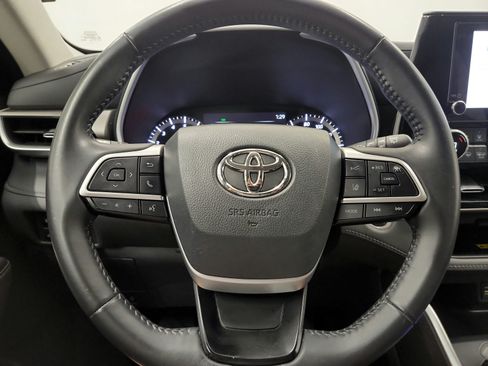 Used 2024 Toyota Highlander XLE FWD image 32