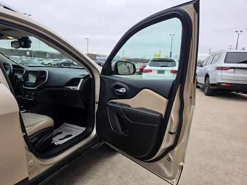 Used 2015 Jeep Cherokee Limited image 14