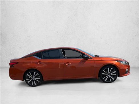 Certified 2021 Nissan Altima 2.5 SR w/ SR Premium Package image 3