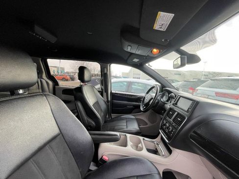 Used 2019 Dodge Grand Caravan SXT FWD image 3