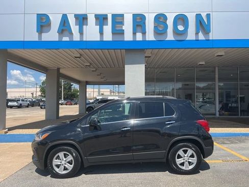 Used 2019 Chevrolet Trax LT w/ LT Convenience Package FWD image 2