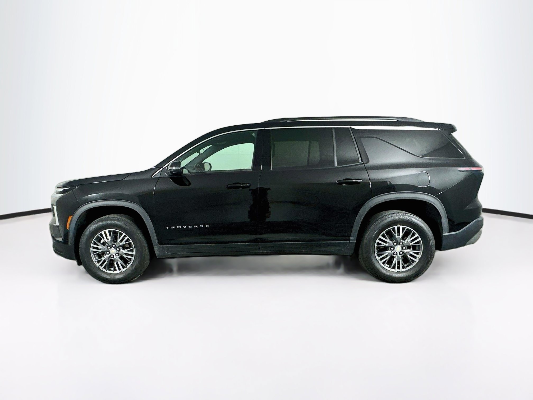 Used 2025 Chevrolet Traverse LT FWD image 4