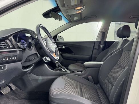 Used 2020 Kia Niro LXS FWD image 4