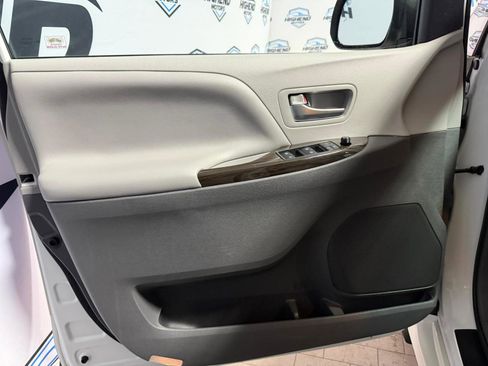 Used 2020 Toyota Sienna XLE Premium w/ Carpet Mat Package image 11