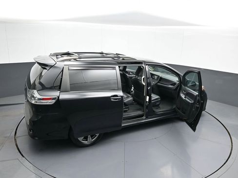 Certified 2019 Toyota Sienna SE w/ SE Preferred Package AWD/4WD image 48