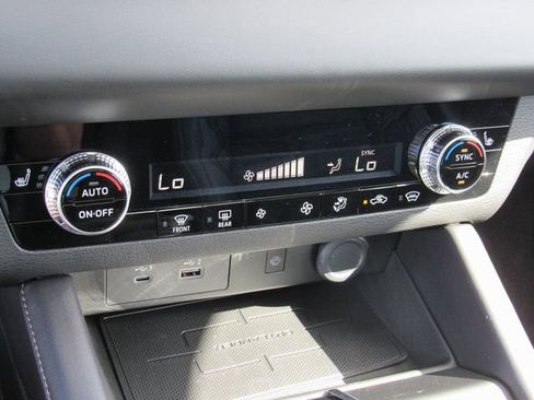 New 2025 Mitsubishi Outlander SE image 19