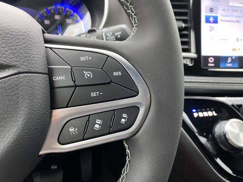 New 2027 Chrysler Pacifica Select AWD/4WD image 13