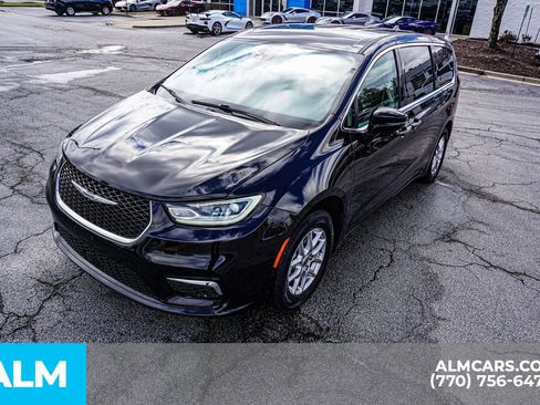 Used 2024 Chrysler Pacifica Touring-L image 18