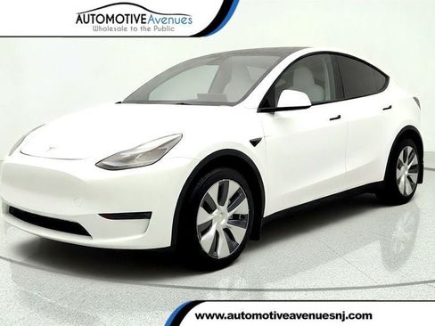 Used 2023 Tesla Model Y Long Range AWD/4WD image 1