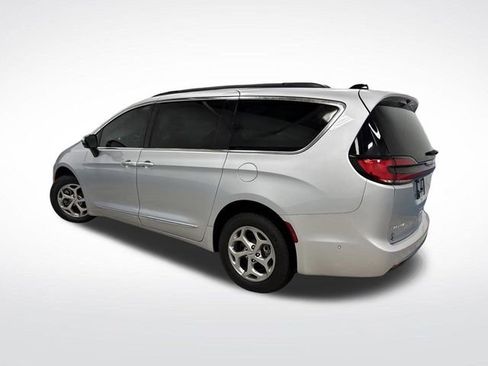 Used 2023 Chrysler Pacifica Limited w/ Uconnect Theater Family Group image 3