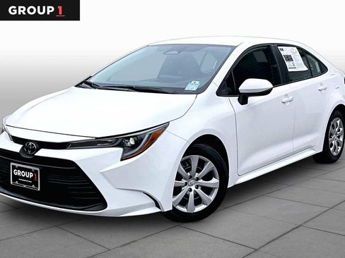 Used 2025 Toyota Corolla LE FWD image 1