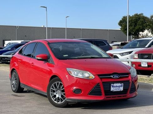 Used 2014 Ford Focus SE FWD image 2