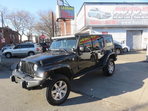 Used 2017 Jeep Wrangler Unlimited Sahara AWD/4WD image 2