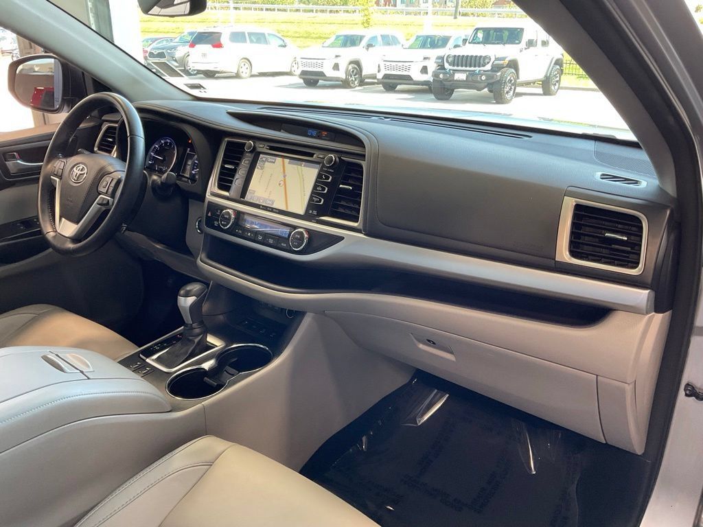 Used 2018 Toyota Highlander XLE AWD/4WD image 19