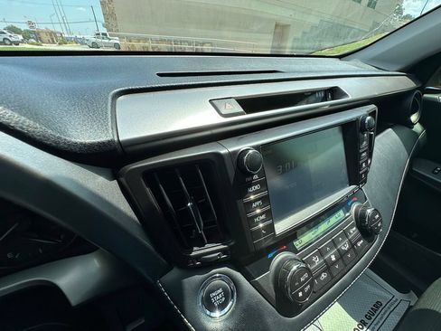 Used 2018 Toyota RAV4 XLE FWD image 37