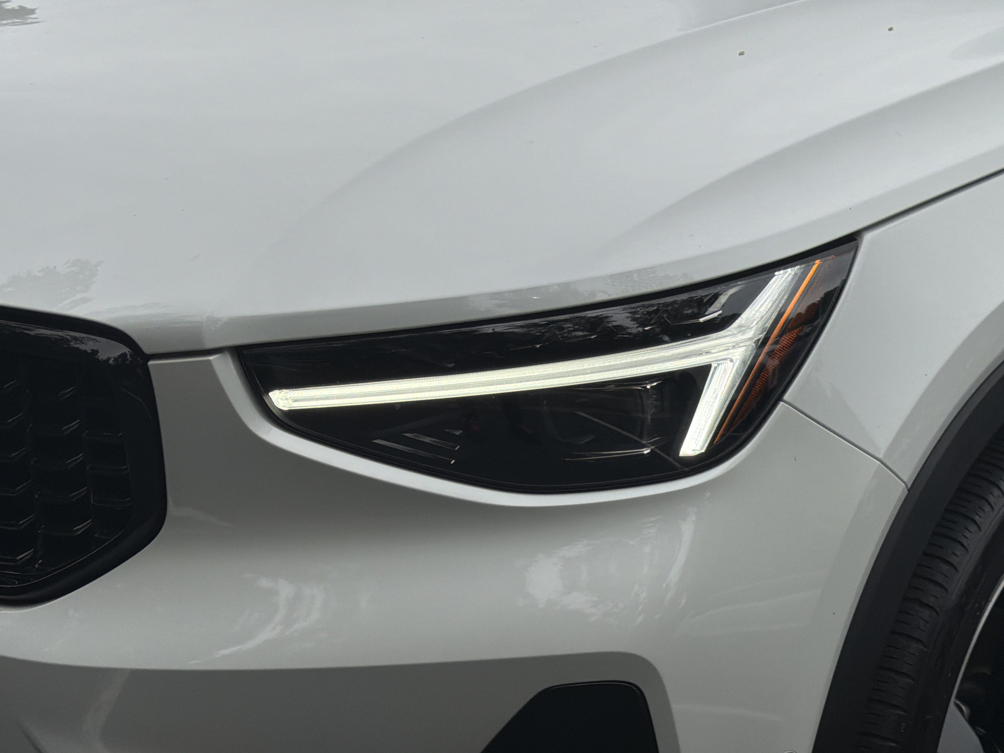 Certified 2024 Volvo XC40 B5 Plus AWD/4WD image 6