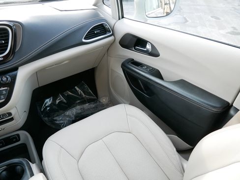 Used 2021 Chrysler Pacifica Touring-L image 11