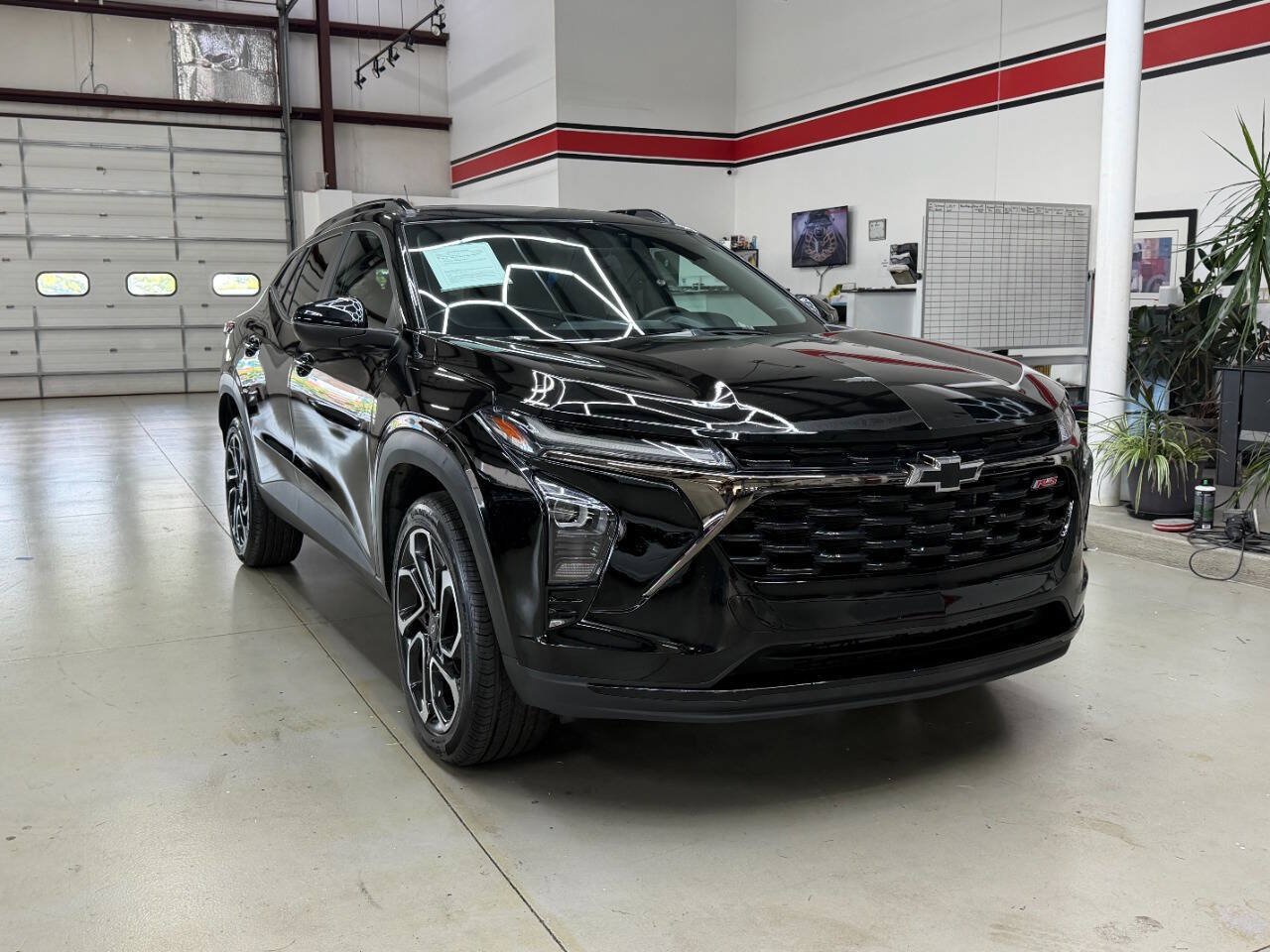 Used 2025 Chevrolet Trax RS w/ Sunroof Package FWD image 1