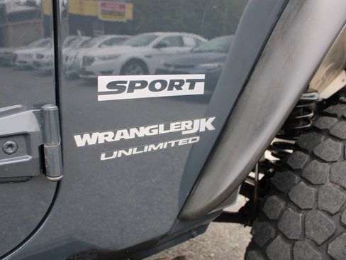 Used 2018 Jeep Wrangler Unlimited Sport S AWD/4WD image 14