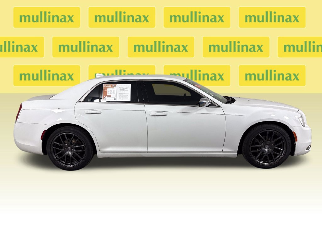 Used 2018 Chrysler 300 Touring w/ Chrome Appearance Package RWD image 2