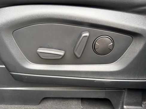 Used 2022 Ford Explorer XLT w/ Equipment Group 202A AWD/4WD image 19