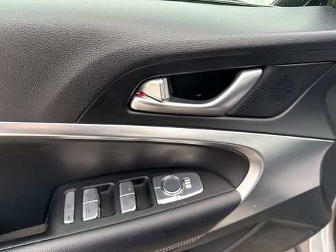 Used 2025 Genesis G70 2.5T image 15