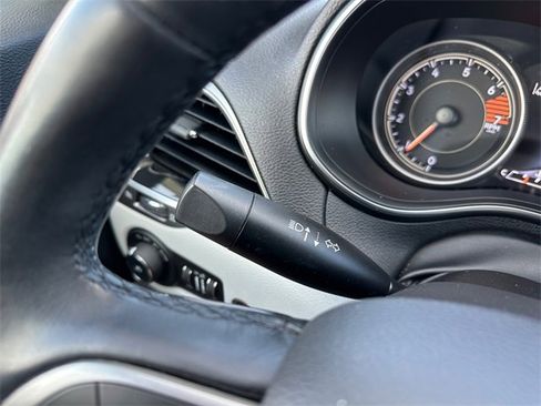 Used 2019 Jeep Cherokee Limited w/ Technology Group image 24