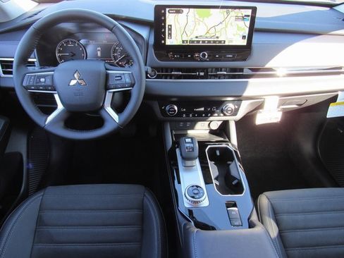 New 2025 Mitsubishi Outlander SE image 9