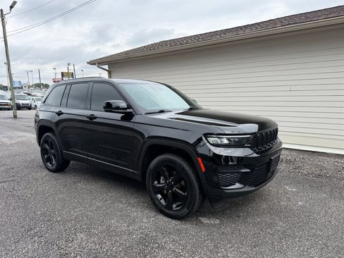 Used 2023 Jeep Grand Cherokee Altitude AWD/4WD image 3