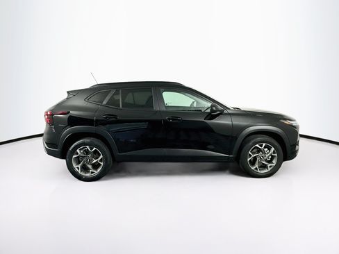 Used 2025 Chevrolet Trax LT w/ LPO, Blackout Package FWD image 10