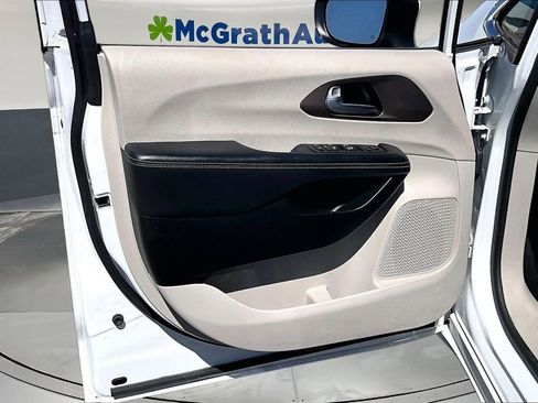 Used 2023 Chrysler Voyager LX FWD image 19