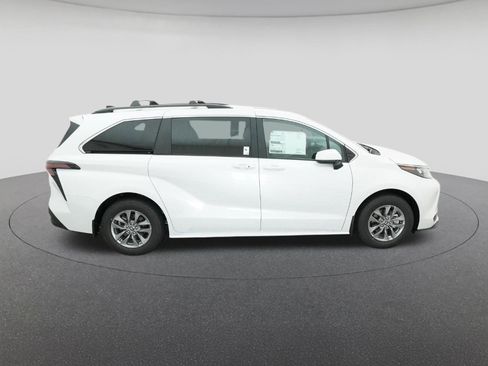 New 2026 Toyota Sienna XLE FWD image 11