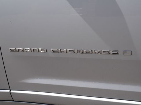 Used 2021 Jeep Grand Cherokee L Overland w/ Luxury Tech Group IV AWD/4WD image 16