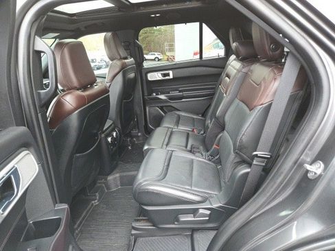 Used 2020 Ford Explorer Platinum w/ Premium Technology Package image 19