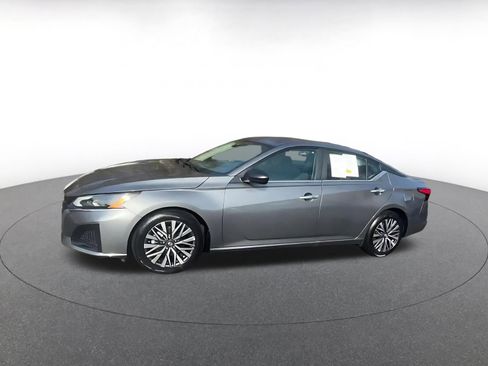 Used 2025 Nissan Altima 2.5 SV FWD image 8