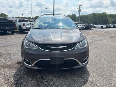 Used 2019 Chrysler Pacifica Limited w/ Tire & Wheel Group FWD image 8
