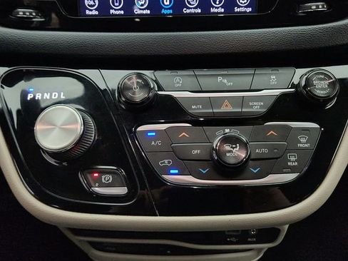 Used 2018 Chrysler Pacifica Touring-L Plus FWD image 16