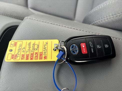 Used 2022 Toyota Venza LE image 28