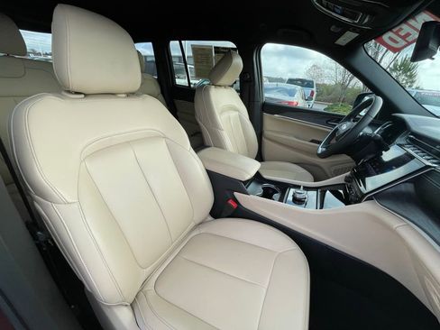 Used 2024 Jeep Grand Cherokee Limited image 29