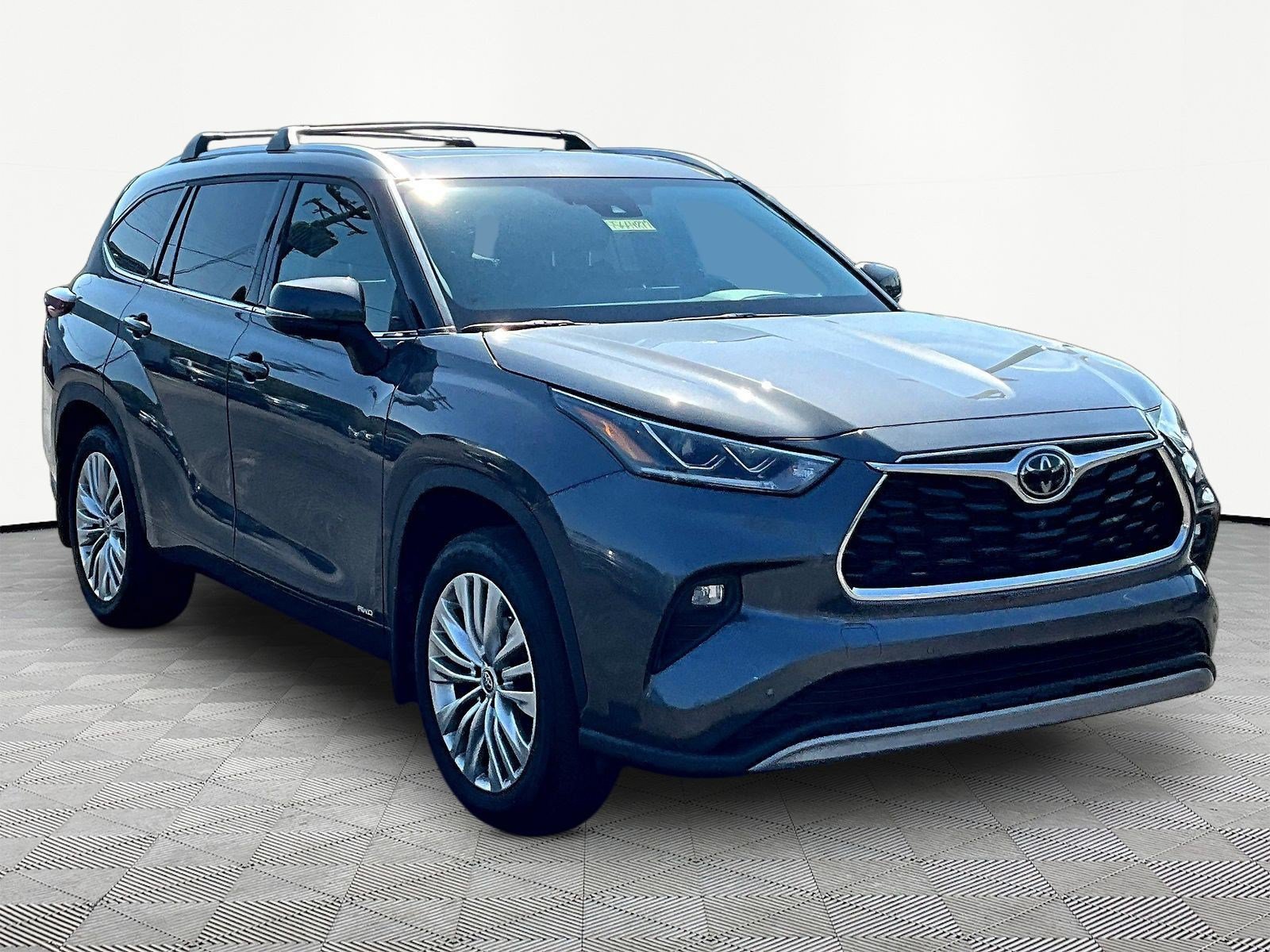 Used 2025 Toyota Highlander Platinum AWD/4WD image 3